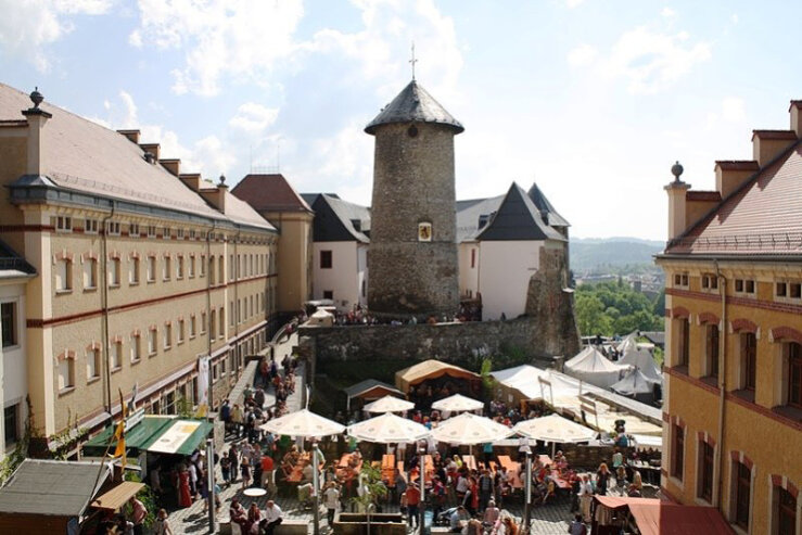 Bild 1 Auch in den vergangenen Jahren war der Bauernmarkt im historischen Ambiente des Burgkomplexes von Schloß Voigtsberg ein Besuchermagnet.
