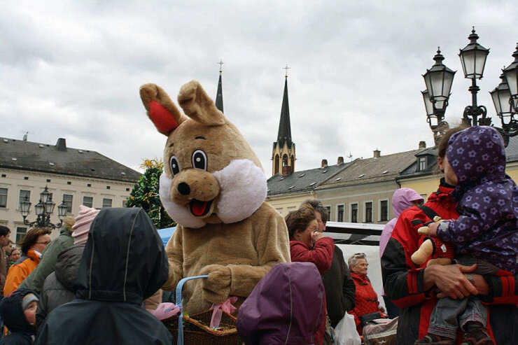 Bild 1 Schon viele Male hat der beliebte "Sperkenhoppel" auf dem Ostermarkt in Oelnsitz/V. kleine Ostergeschenke verteilt.