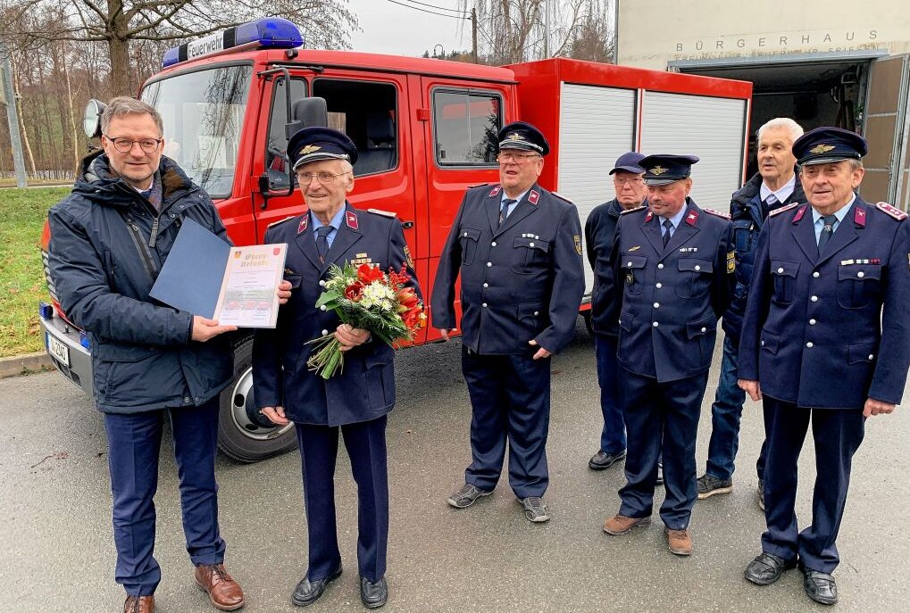 70 Jahre in der Reichenbacher Feuerwehr! FFW-Ehrenurkunde für Wilmar Leber  