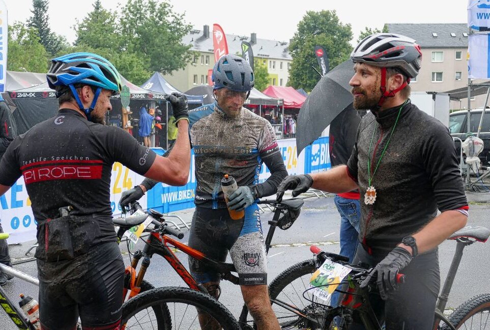 Erzgebirgs-Bike-Marathon: 700 Mountainbiker lassen sich in Seiffen auch vom Regen nicht stoppen 