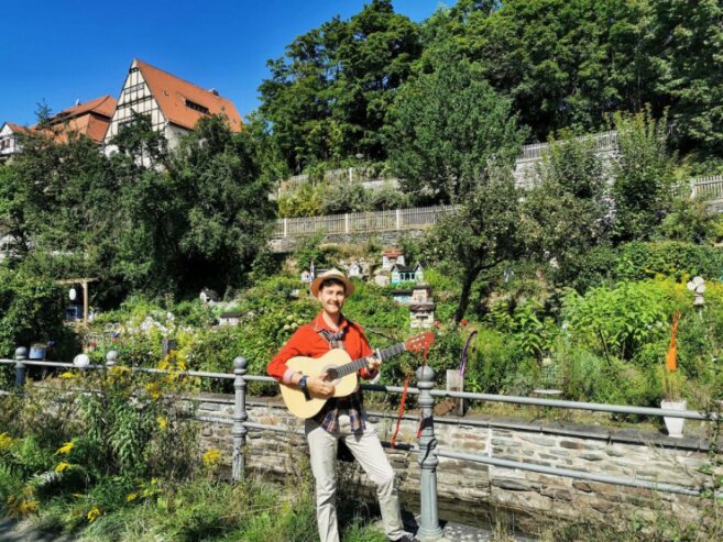 Bild 1 Marvin Schaarschmidt ist als singender Stadtführer in Plauen unterwegs. Er hat die Historie in Reimform und Melodien verpackt. Foto: Stadtverwaltung Plauen
