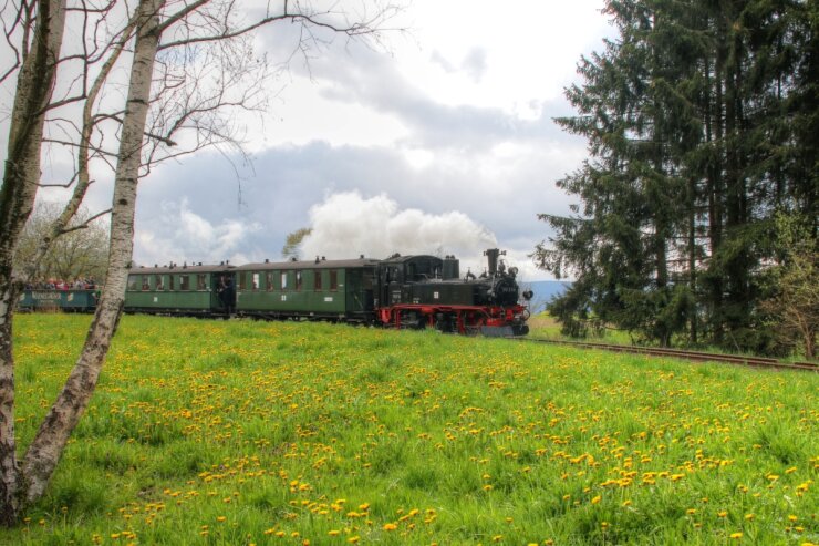 Bild 1 "Einsteigen bitte!" zur Fahrt mit der schmalspurigen Bimmelbahn von Schönheide nach Stützengrün durch den Naturpark Erzgebirge/Vogtland.