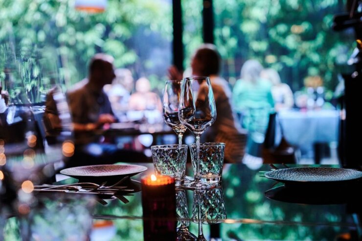 Bild 1 Restaurant: Gäste sitzen im Außenbereich eines Restaurants.