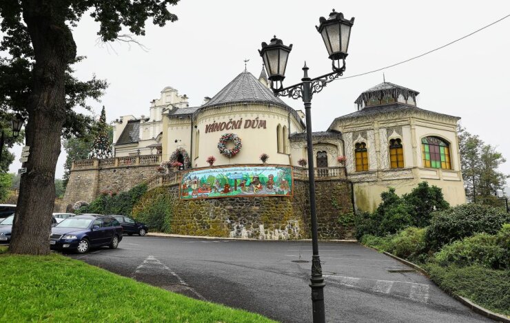 Bild 8 Nur wenige Kilometer hinter den Erzgebirgskamm befindet sich im Ortsteil Doubi von Karlovy Vary (Karlsbad) im gleichnamigen Schloss das weltweit größte Teddybär Museum. Thomas Fritzsch/PhotoERZ