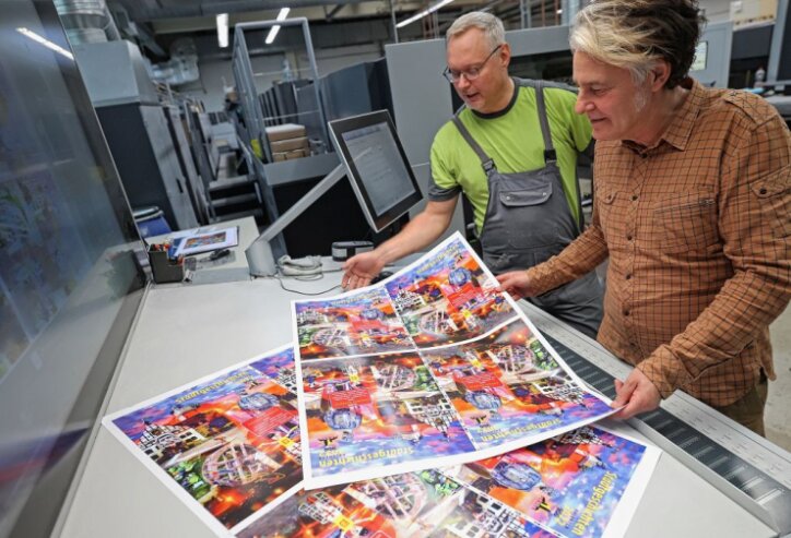 Bild 1 Mitarbeiter Thomas Sämisch (li.) zeigt Maler Thomas Beurich in der Plauener Kalenderfabrik das druckfrische Ergebnis. Foto: Thomas Voigt