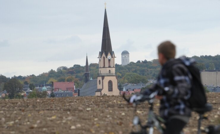 Bild 1 Ein ganz anderer Blick auf die Türme von Burgstädt - die Stadtkirche und der Taurasteinturm.