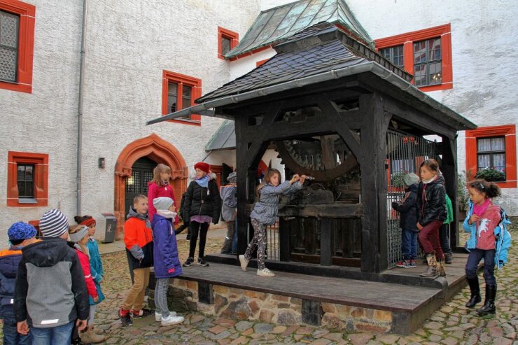 Bild 1 Die Hortkinder der Grundschule Wiederau verbringen ihre zweite Ferienwoche auf Schloss Rochsburg. Foto: Andrea Funke