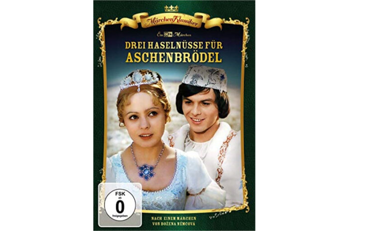 Bild 8 Die deutsch-tschechische Verfilmung von Grimms Märchen "Aschenputtel" ist einer der bekanntesten Märchenfilme. Aschenbrödel für ihre böse Stiefmutter und der Tochter Dora, die sie gemeinsam um den väterlichen Gutshof betrogen haben. Auf einem Waldspaziergang begegnet Aschenbrödel dem jungen Prinzen, der zu seinem Missvergnügen bald heiraten soll. Der Prinz beachtet Aschenbrödel zunächst nicht, doch mit Hilfe von drei magischen Haselnüssen kann das Mädchen in wechselnden Verkleidungen sein Herz erobern. Als sie auf einem Ball ihren Schuh verliert, folgt ihr der nun heiratswillige Prinz bis auf den heimatlichen Hof. Wird der Prinz Aschenbrödel wiederfinden?
