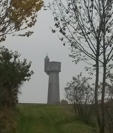 Bild 1 Der 25 Meter hohe Wasserturm bei Bräunsdorf ist eine Landmarke.