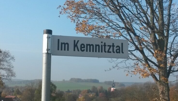 Bild 2 Die Straße Im Kemnitztal folgt dem Verlauf des gleichnamigen Baches, der zwischen Wegefarth und Bräunsdorf in die Große Striegis mündet.