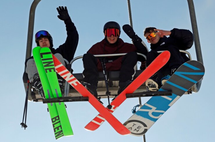Bild 1 Die coolen Snowboarder stecken auch über der Piste mit ihrer guten Laune an.