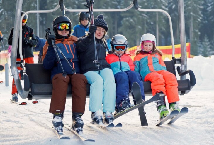 Bild 4 Viele Familien zog es am Wochenende zum ersten Wintersport-Ausflug der Saison.