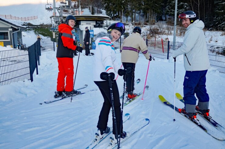 Bild 5 Gute Laune bei den Wintersportfreunden an der Talstation.