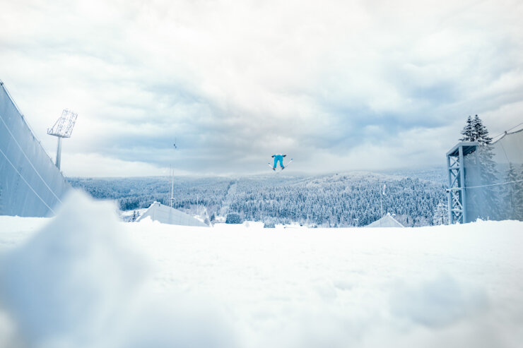 Bild 1 In der Sparkasse Vogtland Arena stand am Wochenende der FIS Continental Cup der Skispringer auf dem Programm.