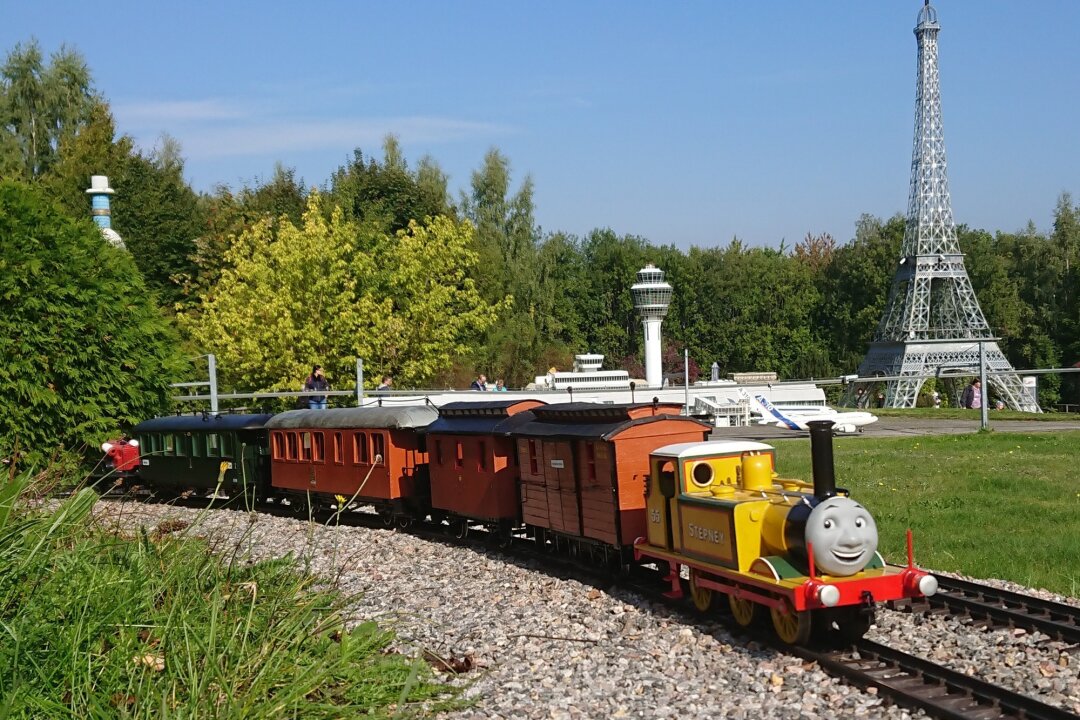 Gartenbahner lassen Züge in der Minwelt fahren