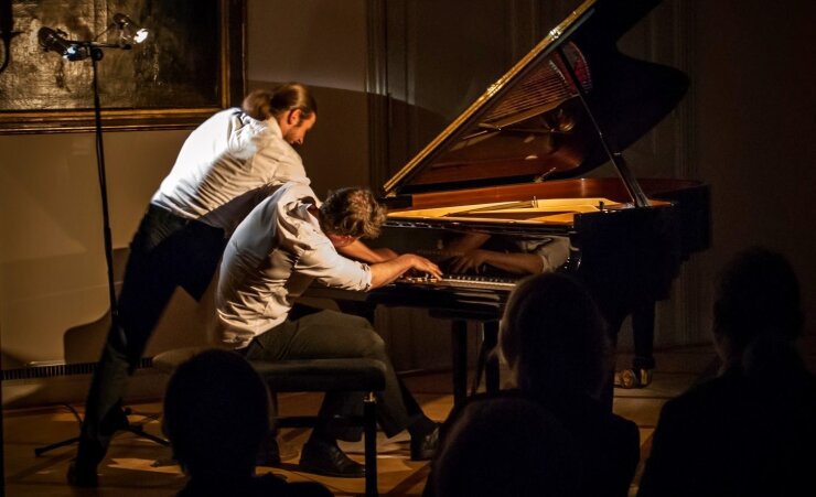 Bild 1 Ein Pianisten-Duo, das sein Publikum "beflügelt": Andreas Güstel und Julian Eilenberger.