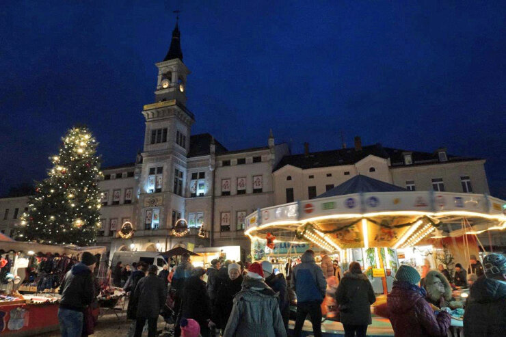 Bild 1 Der Oelsnitzer Weihnachtsmarkt lockt in diesem Jahr mit zahlreichen Aktionen in die vogtländische Sperkenstadt.