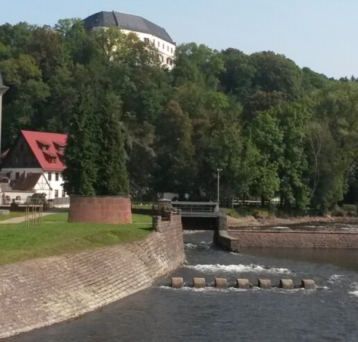 Bild 1 Von der Fußgängerbrücke über die Zschopau bietet sich ein schöner Blick zur Sachsenburg.