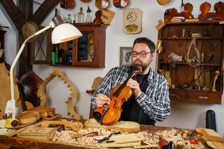 Bild 3 In den Erlebniswerkstätten für Geigen-, Kontrabass- und Blechblasinstrumentenbau gibt es traditionelles Handwerk zum Anfassen.