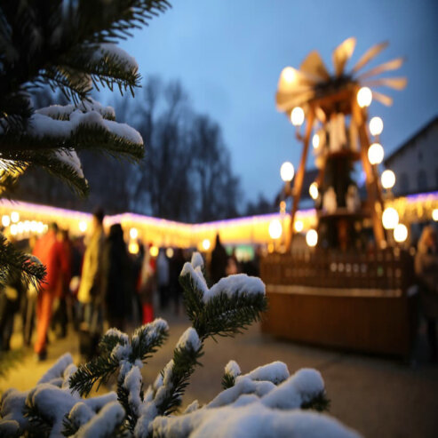 Bild 1 Vorweihnachtliches Treiben mit einem Veranstaltungsprogramm für Groß und Klein bietet das jährliche Adventsfest rund um die Pyramide auf dem zentralen Badeplatz in Bad Elster.