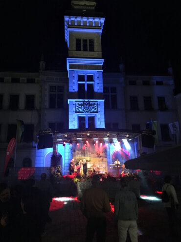 Bild 1 Partystimmung vor dem illuminierten Rathaus von Oelsnitz/V.
