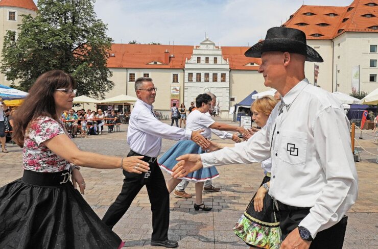 Bild 6 Die Silver Miners begeisterten auf der BLICK-Bühne vor Schloss Freudenstein mit Square Dance. Foto: Wieland Josch