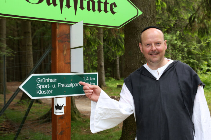 Bild 1 Unter der Regie des Tourismuszweckverbands Spiegelwald ist einmal im Monat eine Themenwanderung mit Mönch Michael geplant.