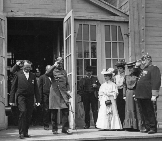 Bild 1 Der sächsische König Friedrich August III. bei der Eröffnung der der Gewerbe- und Industrieschau 1906 in Zwickau.