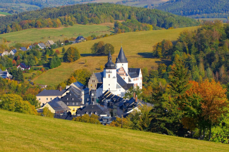 Bild 1 Schwarzenberg im landschaftlich reizvollen Erzgebirge: Viele Besucher kommen in die Region, um die Gegend auf ausgedehnten Wanderungen zu erkunden.
