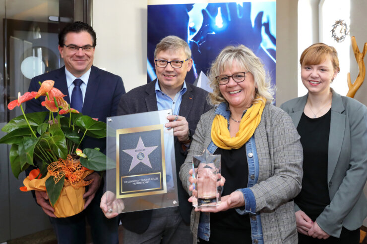 Bild 1 Für selbstlose Hilfsbereitschaft erhielten die Inhaber von Bergglas Münzner den EK Passion Star 2021.