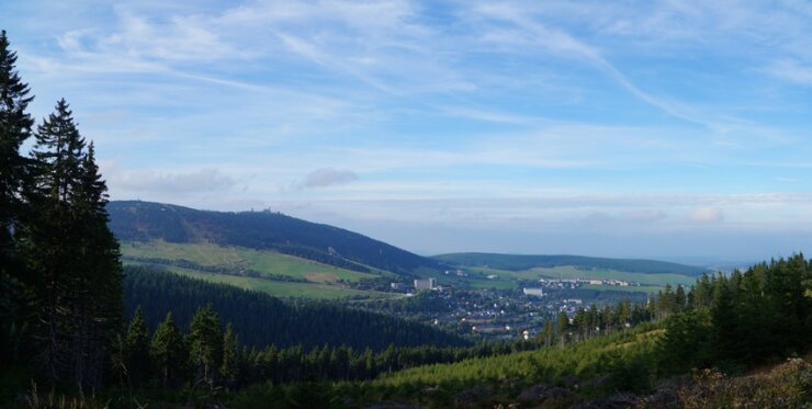 Bild 1 Panoramablick auf den Kurort Oberwiesenthal.
