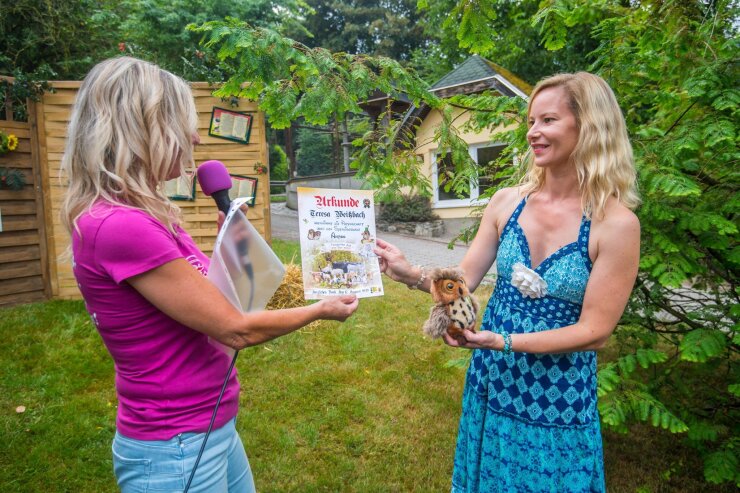 Bild 1 Die aus dem Erzgebirgskrimi bekannte Schauspielerin Teresa Weißbach hat die Patenschaft über das Maskottchen Sperlingskauz Anton vom Zoo der Minis übernommen.