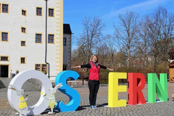 Bild 1 Ein besonderer Spaß sind die Riesen-Buchstaben, die im Schlosshof des Wasserschlosses zu lustigen Foto-Aktionen animieren. Foto: C3 GmbH/Anja Gram
