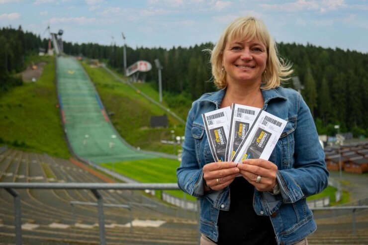 Bild 1 Yvonne Leistner mit den begehrten Tickets vor der Sparkasse Vogtland Arena.