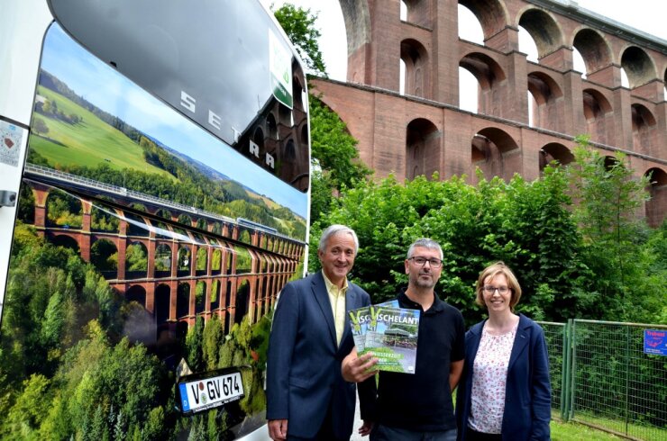 Bild 1 Im Bild präsentieren (von links) Micha Leonhardt, Patrick Metzger und Daniela Wach das Heck eines weiteren neuen Omnibusses und die neueste Sommer-Ausgabe 2021 des Kundenmagazins "Vischelant".