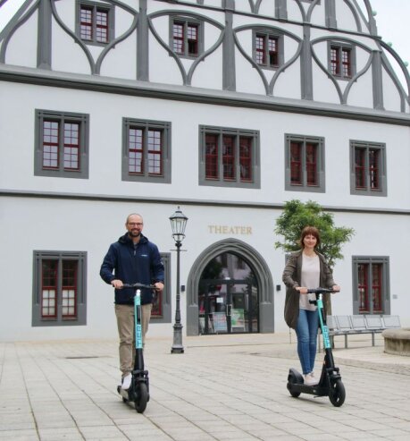 Bild 1 Georg Grams und Nadine Baumann von der Firma TIER Mobility erkunden Zwickau mit den neuen E-Scootern.