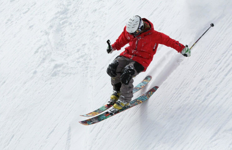 Bild 1 Wintersportler verbinden das Skifahren mit Freiheitsliebe und Spaß. Jedoch macht die Pandemie nicht nur den Gästen, sondern auch den Skibetreibern womöglich einen Strich durch die Rechnung.