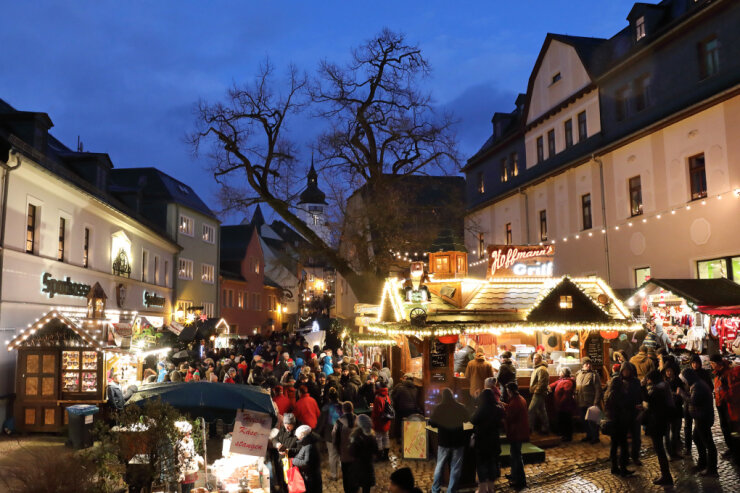 Bild 2 Eigentlich sollte der Schwarzenberger Weihnachtsmarkt - hier im Jahr 2018 - Kulisse für den 7. Teil des Erzgebirgskrimis sein. Weil dieser abgesagt werden musste, wird er nun in der Vorstadt nachgebildet.