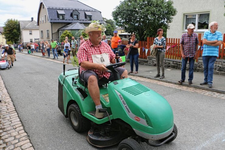 Bild 5 Ex-Bürgermeister Achim Schulz auf seinem Rasentraktor. Foto: Simone Zeh