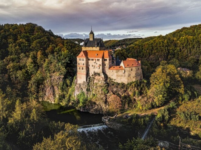 Bild 1 Die Burg Kriebstein ist eine im 14. Jahrhundert gegründete Burg am Fluss Zschopau.