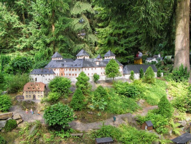 Bild 1 Der Miniaturpark "Klein-Erzgebirge" in Oederan ist eine volkskünstlerische Ausstellung detailgetreuer Nachbildungen, erzgebirgischer Bauwerke des sächsischen und böhmischen Erzgebirges. Foto: bl