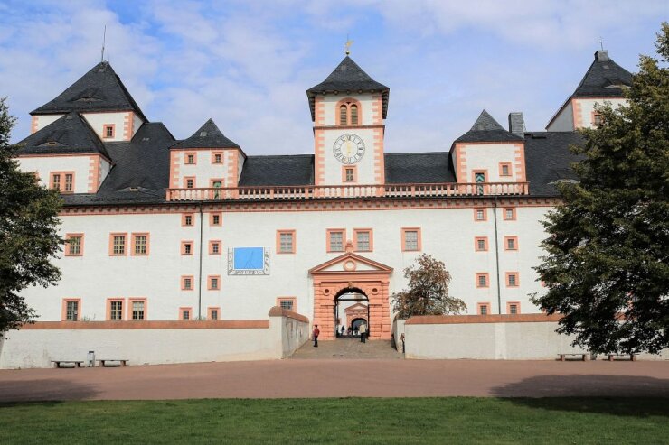 Bild 7 Die Augustusburg, 20 Autominuten östlich von Chemnitz, ist eine der "sehenswerten Drei" neben Schloss Scharfenstein und Schloss Lichtenwalde. Sie ist für ihre besondere Motorradausstellung bekannt. Foto: Knut Berger
