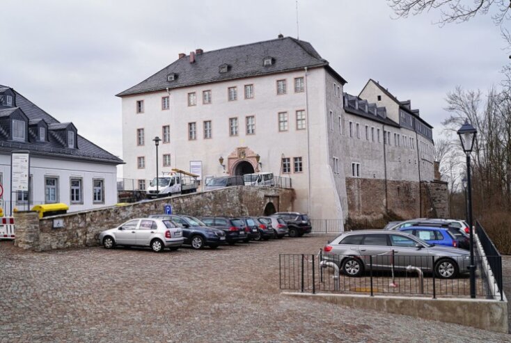 Bild 3 Schloss Wildenfels befindet sich etwa 15 Autominuten südöstlich von Zwickau. Es ist vor allem für seinen historischen blauen Salon bekannt. Foto: Andreas Wohland/Archiv