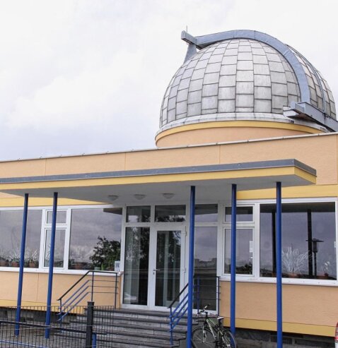 Bild 2 Das Planetarium Rodewisch lädt zu einem Blick durch das große Fernrohr der Sternwarte ein. Astronomiebegeisterte können hier auf ihre Kosten kommen.  Foto: Simone Zeh
