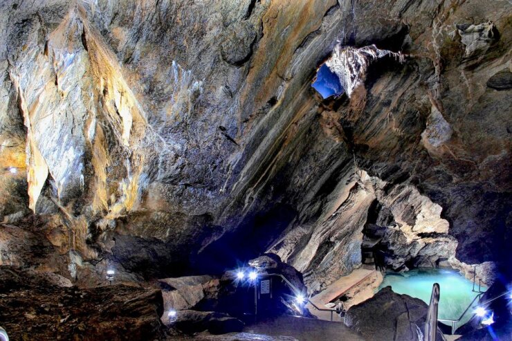 Bild 3 Vor 90 Jahren wurden die Tropfsteinhöhlen bei Syrau, in der Nähe von Plauen, entdeckt. Drache Justus begrüßt die Besucher. Foto: Drachenhöhle / Daniel Möschke