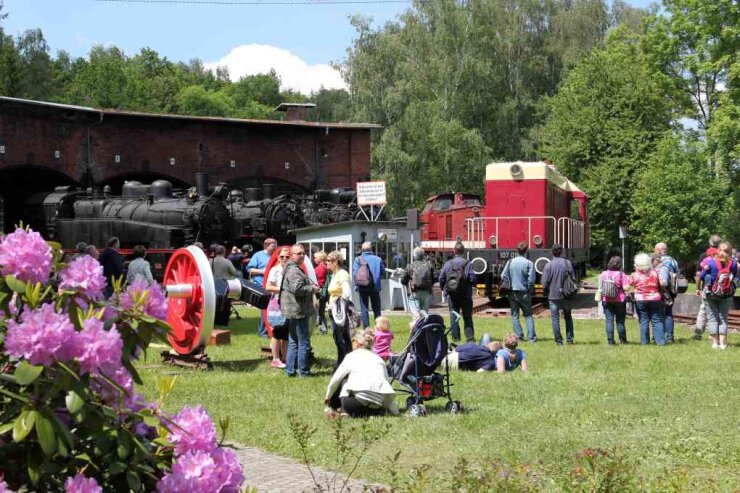 Bild 1 Rund um den historischen Lokschuppen bereiten die Vereinsmitglieder ein umfangreiches Programm vor. Die Präsentation der Lokomotiven auf der Drehscheibe ist stets ein Anziehungspunkt für die Besucher.