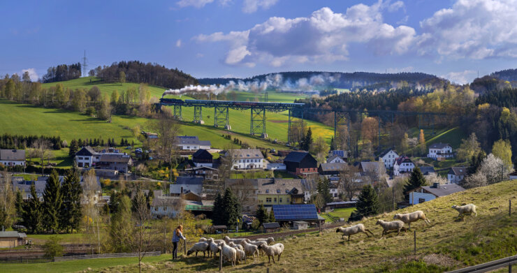 Bild 1 Im Erzgebirge wird am Jubiläums-Festwochenende der Aussichtsbahnen ordentlich Dampf gemacht. Im Bild ist die Erzgebirgische Aussichtsbahn EAB zu sehen.