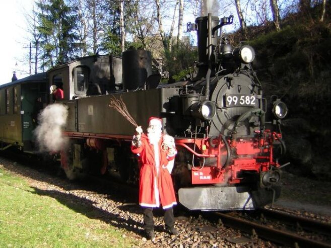 Bild 5 Die Museumsbahn Schönheide dampft in der Adventszeit: Am zweiten Adventswochenende dampft die Museumsbahn Schönheide durch das weihnachtlich geschmückte Westerzgebirge und lädt zu Nikolaus- und Adventsfahrten ein.