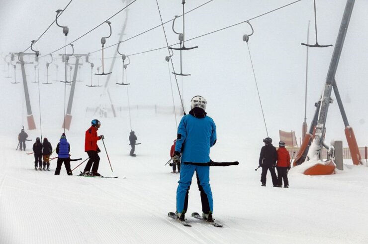 Bild 4 Das Skigebiet im Kurort Oberwiesenthal hat wieder geöffnet. Foto: Thomas Fritzsch/PhotoERZ