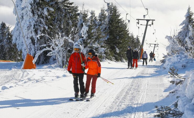 Bild 5 Das Skigebiet im Kurort Oberwiesenthal hat wieder geöffnet. Foto: Thomas Fritzsch/PhotoERZ